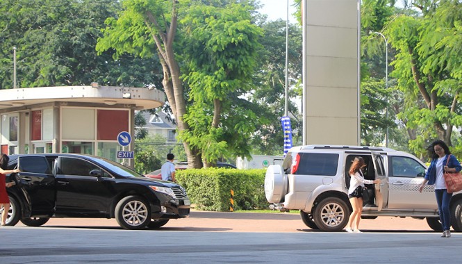 Sinh viên 'quý tộc', họ là ai? Khác hẳn sinh viên con nhà nghèo, nhiều sinh viên trường RMIT đến giảng đường với xe ô tô sang.