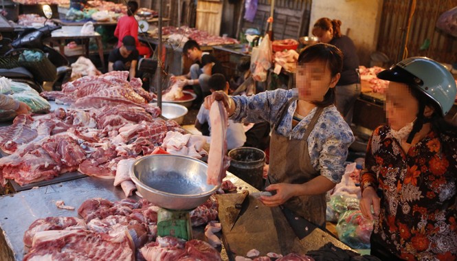 Dùng chất cấm trong chăn nuôi: Kiến nghị quy định thành tội danh Để người tiêu dùng thoát khỏi nỗi ám ảnh mua phải thực phẩm độc hại, hành vi sử dụng chất cấm trong chăn nuôi cần được coi là một tội danh trong Bộ luật Hình sự (ảnh mang tính minh họa). Ảnh: Hồng Vĩnh.