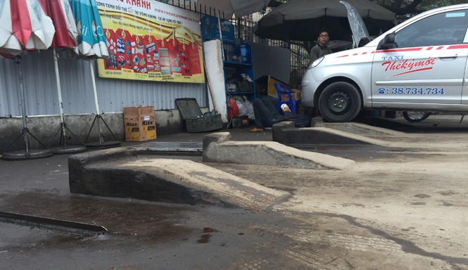 Giải tỏa, phá dỡ khu vực lấn chiếm đất hộ đê Những bục xi măng phục vụ kinh doanh trái phép trước khi bị phá dỡ.