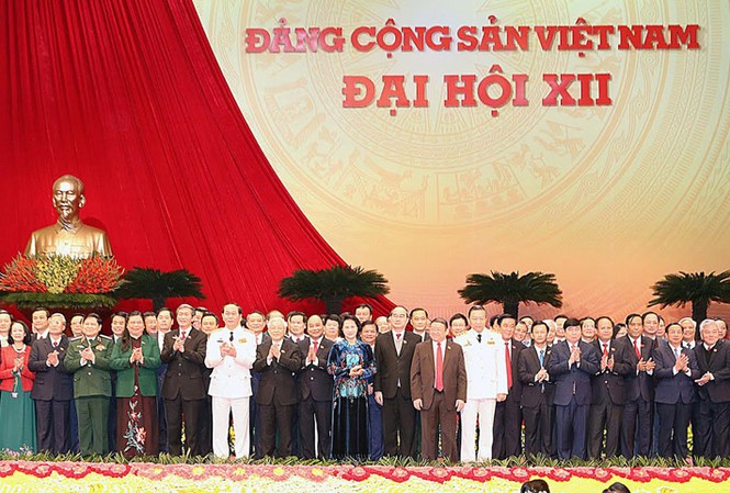 Gần dân, trọng dân, vì dân Các thành viên Ban chấp hành Trung ương ra mắt trong phiên bế mạc Đảng khóa XII. Ảnh: Hồng Vĩnh.
