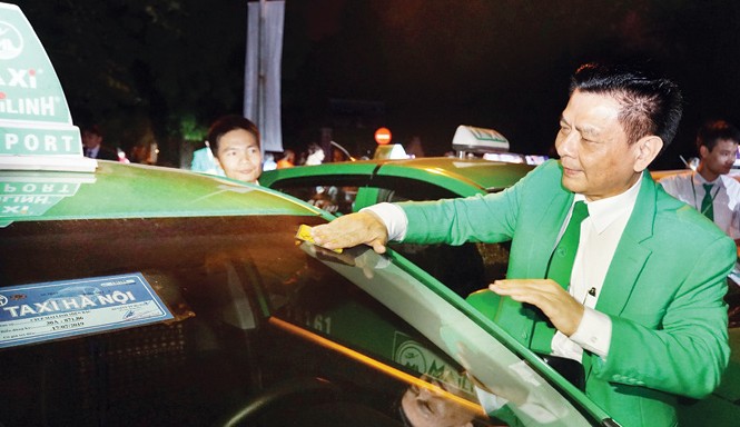 Doanh nhân Hồ Huy và hành trình vực dậy Mai Linh Ông Hồ Huy dán lời nhắc “Không nhắn tin khi lái xe” lên xe taxi Mai Linh, phát động phong trào Vì ATGT.