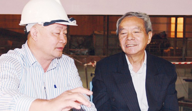 Người chinh phục sông Đà Bác Thái Phụng Nê (áo đen) trao đổi phương án thi công.