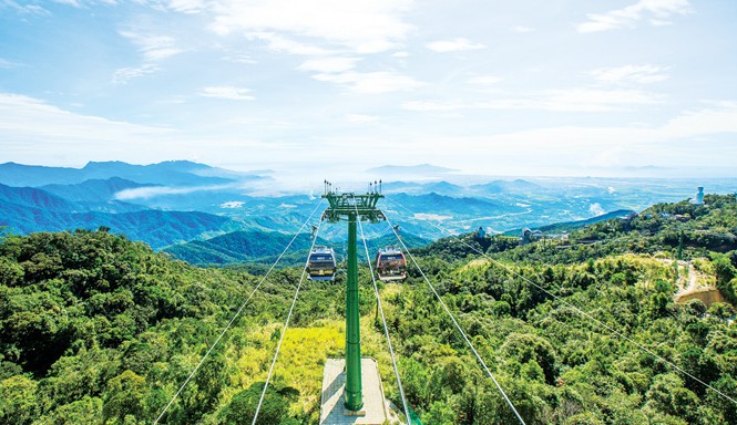 Kéo cáp lên trời Ðể có tuyến cáp vượt qua những con thác như thế này, các công nhân kỹ sư đã vô cùng vất vả. Ảnh: Nam Cường.