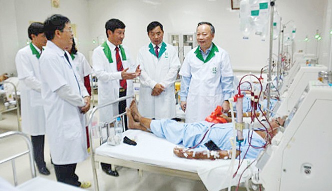 Nỗ lực hết mình vì người bệnh Phó Chủ tịch UBND TP Hà Nội Nguyễn Văn Sửu (ngoài cùng bên phải) trong buổi khai trương Trung tâm thận nhân tạo.