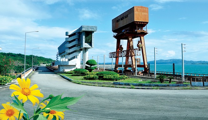 Thủy điện Ialy luôn tỏa sáng Tuyến đập nhà máy thủy điện Ialy.