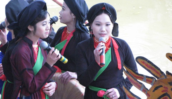 Quan họ không 'ngửa nón xin tiền' Hát quan họ ở hội Lim.