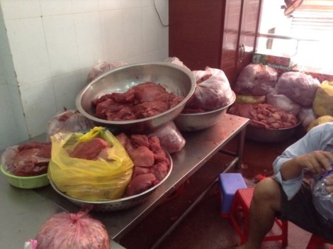 'Hô biến' 2 tấn thịt heo thành thịt bò Thịt lợn không nguồn gốc chuẩn bị ngâm hóa chất. Ảnh: VTC