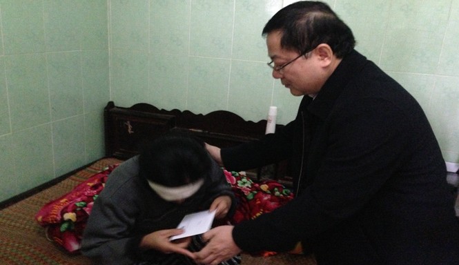 Thăm hỏi gia đình các ngư dân tử nạn trên biển Thăm hỏi động viên chị Nguyễn Thị Phú - vợ anh Phạm Đăng Định. Ảnh: Hoàng Rự.