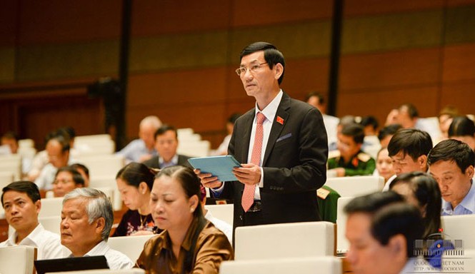 Bầu cử Quốc hội khóa XIV: 'Cửa hẹp' với doanh nhân Dù còn những ý kiến khác nhau, nhưng ít nhiều các doanh nhân cũng đã tạo ra “làn gió mới” cho không khí nghị trường. Trong ảnh, doanh nhân Đỗ Văn Vẻ (Thái Bình) phát biểu tại nghị trường. Ảnh: Như Ý.