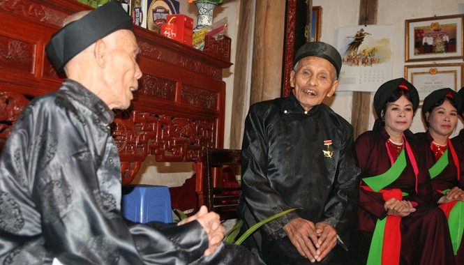 Cung thanh, cung trầm giữa hội Lim Hát quan họ tại nhà nghệ nhân Nguyễn Thừa Kế. Ảnh: Nguyễn Trường.