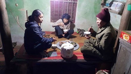 Tin mới vụ 'Mất tích 11 năm sau khi làm việc với công an' 11 năm nay, bữa cơm của gia đình không còn có sự hiện diện của ông Triển. Trong ảnh là bố mẹ ông Triển (bìa phải) và bà Vuông - vợ ông Triển (bìa trái)