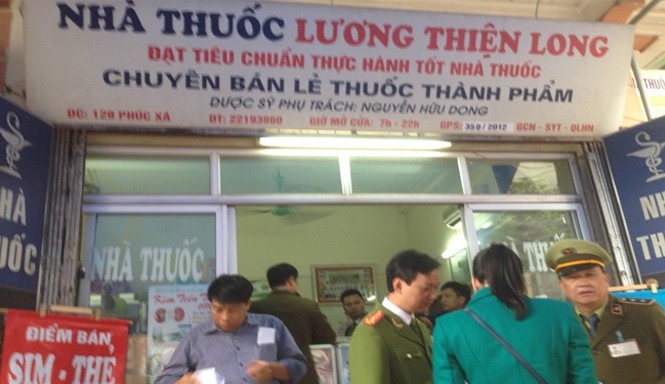 Bắt giữ nhiều vụ bán thuốc giả, hết hạn sử dụng Cơ quan chức năng kiểm tra hệ thống cửa hàng của Trần Thị Ánh Tuyết, thu giữ nhiều tân dược hết hạn sử dụng. Ảnh: Minh Đức.