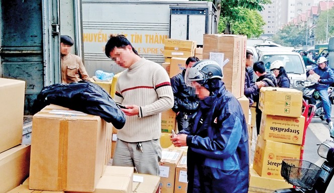 Bát nháo chợ thuốc tân dược Hapu Cảnh bốc xếp hàng nhộn nhịp trước cửa chợ thuốc tân dược Hapu ở Hà Nội. Ảnh: Như Ý.
