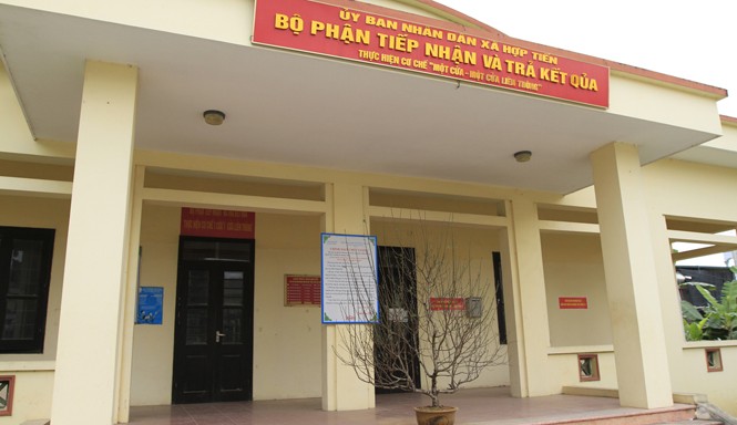 Trụ sở xã vẫn 'cửa đóng, then cài' 13 giờ 50 phút, các cánh cửa hành chính ở xã Hợp Tiến vẫn đóng im ỉm.