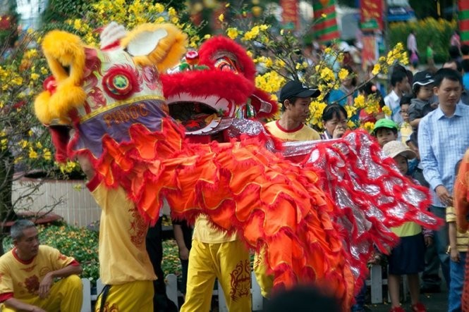 Tết có tội gì? Múa Lân ngày Tết. Ảnh: Tuổi trẻ
