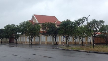 Truy tố 2 kẻ trộm chim của giám đốc Sở KH&ĐT Ngôi biệt thự mà ông Lê Phước Hoài Bảo sinh sống tại khu phố mới Tân Thạnh, TP Tam Kỳ bị hai đối tượng đột nhập bắt trộm chim chào mào.