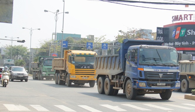 Đừng bắt dân phải trả giá bằng mạng sống Xe ben, xe tải chạy trên đường Cách Mạng Tháng Tám. Ảnh: NC.