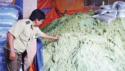 Truy tố 3 cán bộ 'cấp bậy' giấy chứng nhận phân bón Lực lượng chức năng phát hiện một cơ sở sản xuất phân bón giả trên địa bàn TPHCM.