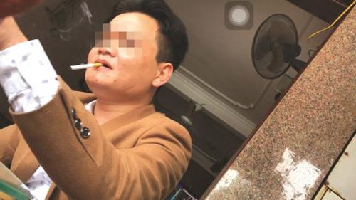 Đình chỉ công tác thanh tra xây dựng ra giá 'bảo kê' lò gạch Theo phản ánh của báo chí khi liên hệ trực tiếp gặp ông Đinh Hoàng Minh để hỏi về việc xây lò gạch trái phép cần những điều kiện gì, thì được ra giá “bảo kê” với số tiền 250 triệu đồng. Ảnh: Phunuonline.