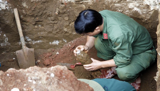 Phát hiện hầm đạn pháo khi đào móng nhà Tháo gỡ quả đạn cối dưới móng nhà.