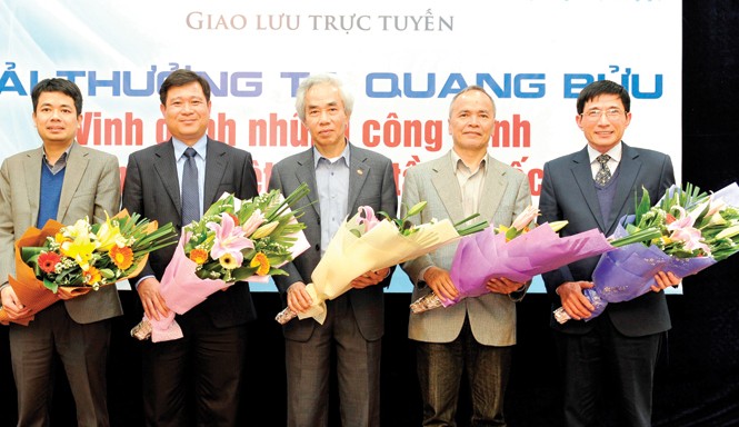 Vinh danh nghiên cứu Việt mang tầm quốc tế Các nhà khoa học tham gia Giao lưu trực tuyến. Từ trái qua GS.TS Phan Tuấn Nghĩa, GS.TS Đinh Dũng, GS.TS Nguyễn Đức Chiến, PGS.TS Trần Thanh Hải và ông Đỗ Tiến Dũng.