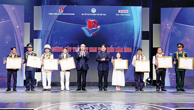 Hội ngộ những gương mặt làm rạng danh đất nước Ủy viên Bộ Chính trị, Chủ tịch Ủy ban T.Ư Mặt trận Tổ quốc Việt Nam Nguyễn Thiện Nhân và Bí thư thứ nhất T.Ư Đoàn Nguyễn Đắc Vinh trao giải thưởng cho 10 Gương mặt trẻ Việt Nam tiêu biểu năm 2014. Ảnh: Như Ý.