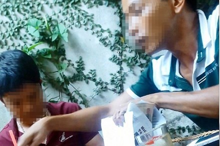 Bắt giam trung úy công an nhận hối lộ Trung úy Lãnh Thanh Bình (áo tím, bên trái).