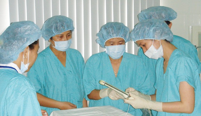 Mẹ của ngàn con Bác sĩ Lan (bìa trái) chuẩn bị thực hiện thụ tinh ống nghiệm.