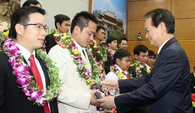 20 năm thắp lửa Thủ tướng Chính phủ Nguyễn Tấn Dũng trao thưởng cho 10 Gương mặt trẻ Việt Nam tiêu biểu năm 2013. Ảnh: Như Ý.