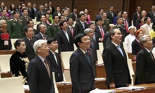 Khai mạc kỳ họp thứ 11, Quốc hội khóa XIII Đại biểu Quốc hội khoá 13 chào cờ trong phiên khai mạc. Ảnh: Vnexpress
