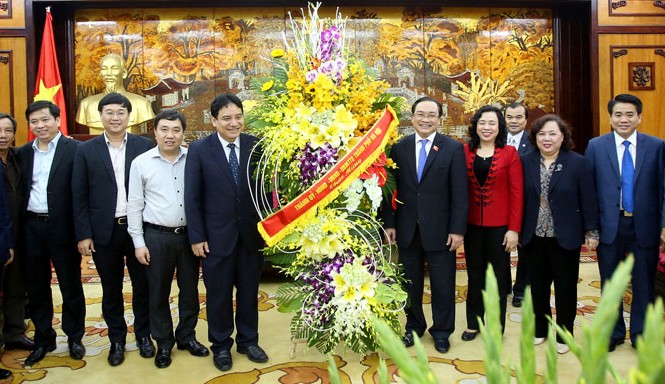 Thành ủy Hà Nội chúc mừng ngày thành lập Đoàn Bí thư Thành ủy Hà Nội tặng lẵng hoa chúc mừng Ban Bí thư T.Ư Đoàn. Ảnh: Thắng Ngọc.