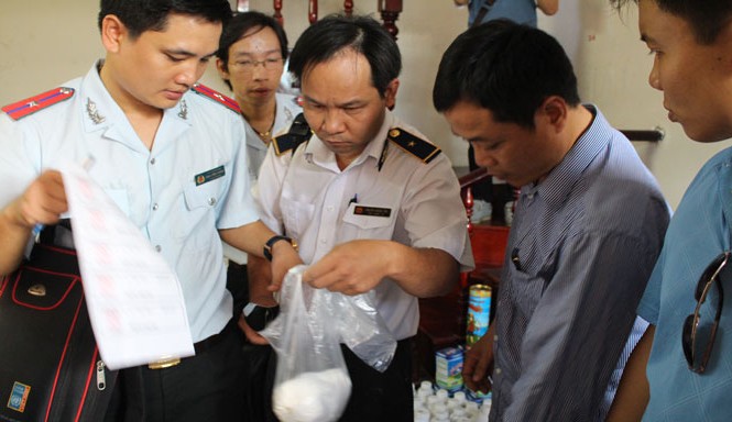 Bó tay truy xuất chất cấm Phát hiện một công ty sử dụng chất Salbutamol bán cho cơ sở chăn nuôi. Ảnh: Ngô Bình.