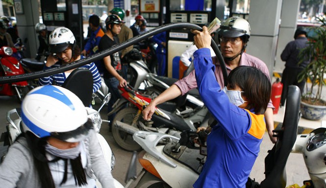 Hai bộ đều phải chịu trách nhiệm Sai về thuế nhập khẩu xăng dầu làm thiệt hại người tiêu dùng. Ảnh: Hồng Vĩnh.