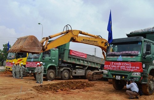 Phó Thủ tướng yêu cầu rà soát lại toàn bộ Dự án nước Sông Đà Lễ khởi công dự án xây đường nước sông Đà số 2. Ảnh: Vnexpress