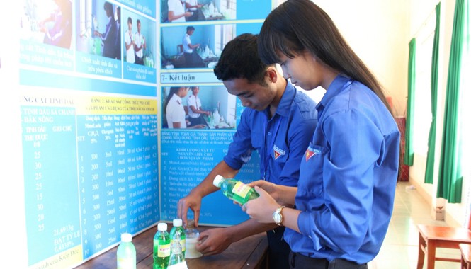 Sữa tắm đuổi muỗi của hai học trò Tây Nguyên Điểu Linh và Hồng Hạnh bên cạnh sản phẩm sữa tắm đuổi muỗi do các em chế tạo.