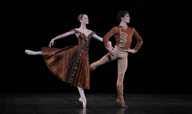 Không có vé mà xem ballet Pháp đỉnh cao ở Hà Nội? Cảnh trong vở “In the night”.