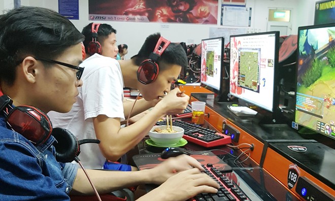 Bát nháo ký túc xá hiện đại nhất Hà Nội- Kỳ 2: Chuẩn “Đấu trường game” Sinh viên cày game thâu đêm, ăn đêm luôn tại quán trong tòa nhà Nguyên đơn 3, KTX Mỹ Đình. Ảnh: PV.