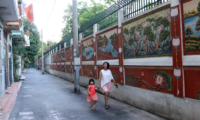 Ngõ tranh gốm độc nhất vô nhị Đường tranh gốm - niềm tự hào của tổ dân cư 28, phường Dịch Vọng Hậu. Ảnh: N.M.Hà.