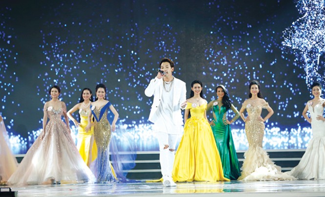 Bi Rain: Đắt xắt ra miếng Bi Rain trình diễn cùng 30 thí sinh.