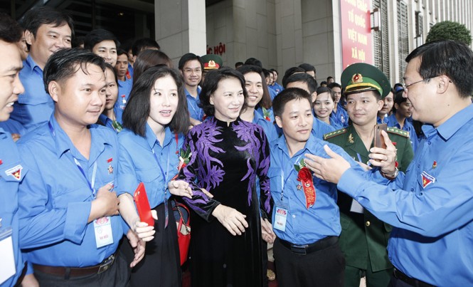 Khởi nghiệp để xây dựng đất nước ngày càng hùng mạnh Chủ tịch Quốc hội Nguyễn Thị Kim Ngân trò chuyện với lãnh đạo T.Ư Đoàn và đại biểu thanh niên tiên tiến làm theo lời Bác. Ảnh: Như Ý.