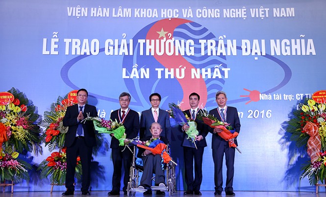 Vinh danh 2 công trình khoa học xuất sắc Phó Thủ tướng Vũ Đức Đam trao thưởng cho các tác giả đạt giải.