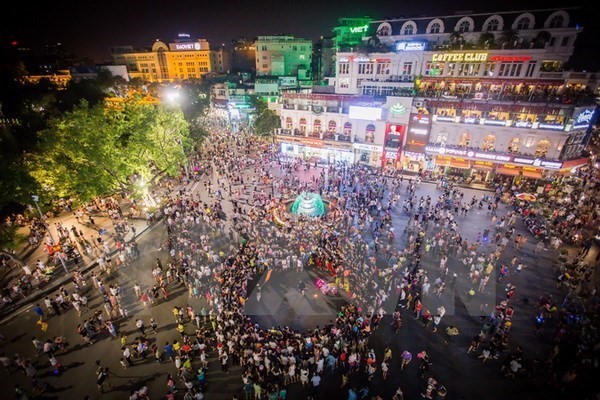 Hà Nội sẽ có thêm 9 tuyến phố đi bộ Biển người đi bộ đông nghịt trên quảng trường Đông Kinh Nghĩa Thục. Ảnh: Vietnam+