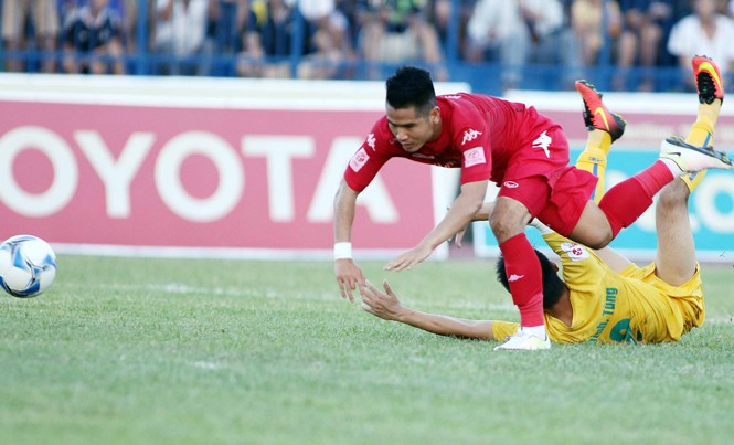 V.League: Những 'ông lớn' gây thất vọng Cả Bình Dương (trên) lẫn Thanh Hoá (dưới) đều “ngã chổng vó” gây thất vọng lớn ở mùa giải vừa qua. Ảnh: VSI.
