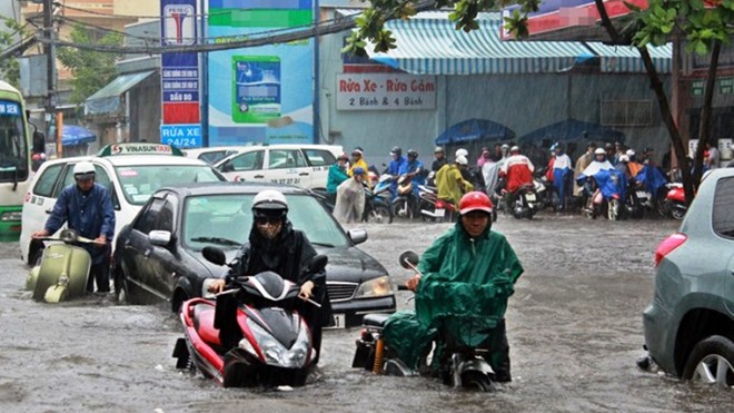 Sau mưa chồng mưa ở TPHCM: Hàng triệu người còn bì bõm Người dân thành phố lại tiếp tục bơi trong biển nước. Ảnh: PV.