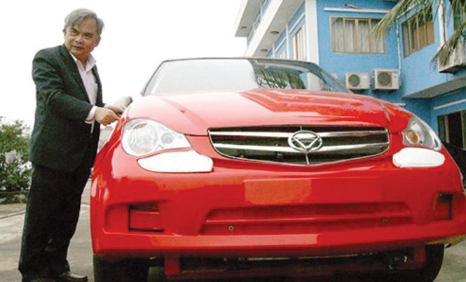 Khuynh gia bại sản vì giấc mơ ô tô Việt Ông Bùi Ngọc Huyên, Chủ tịch HÐQT Công ty Vinaxuki bên cạnh chiếc xe ô tô con mang tên Duyên dáng Việt Nam mà ông tâm huyết cả cuộc đời.
