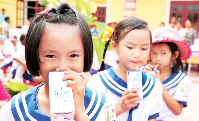 Doanh nhân Thái Hương và con đường tăng chiều cao người Việt Học sinh trường Tiểu học Hòa Sơn (huyện Ðô Lương, Nghệ An) với niềm vui được uống sữa tại trường.
