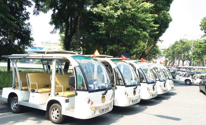 Xe điện phố cổ phục vụ trên 3 triệu lượt khách Xe điện phố cổ phục vụ trên 3 triệu lượt khách
