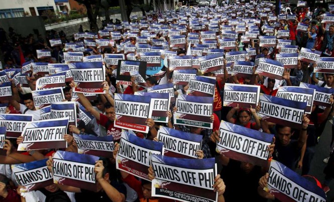 Thăm Trung Quốc, ông Duterte sẽ nói chuyện biển Đông Người dân Philippines biểu tình bên ngoài Lãnh sự quán Trung Quốc ở thành phố Makati ngày 12/6/2015, yêu cầu Bắc Kinh tôn trọng
chủ quyền của Manila trên biển Đông. Nguồn: Strait Times.