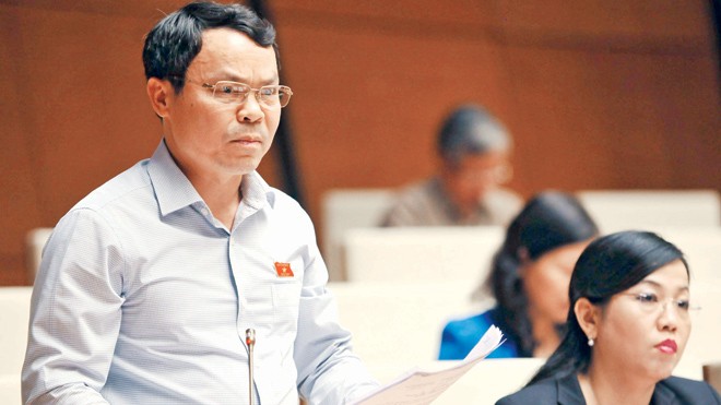 Bản kê khai tài sản: Không nên là bí mật đời tư Theo Đại biểu Nguyễn Tiến Sinh (Hòa Bình) đề nghị không coi bản kê khai tài sản là bí mật đời tư. Ảnh: Như Ý.