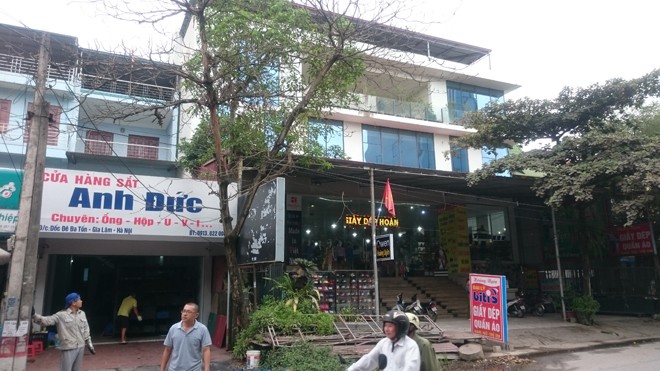 Nhức nhối nạn lấn chiếm hành lang giao thông Nhiều công trình vi phạm cùng tồn tại nhưng chỉ riêng cửa hàng Anh Đức bị UBND xã Đa Tốn ra quyết định cưỡng chế.